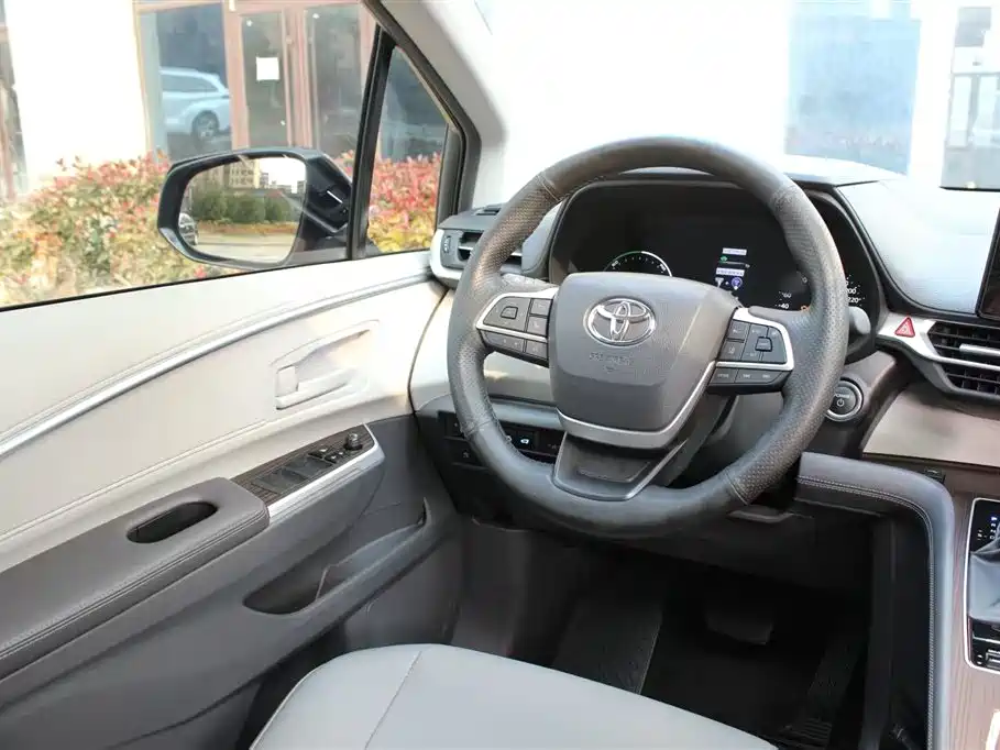 Toyota Granvia 2024 2.5L Hybrid Comfort фото 16