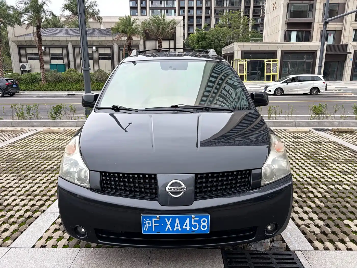 Photo 2 - Nissan Quest