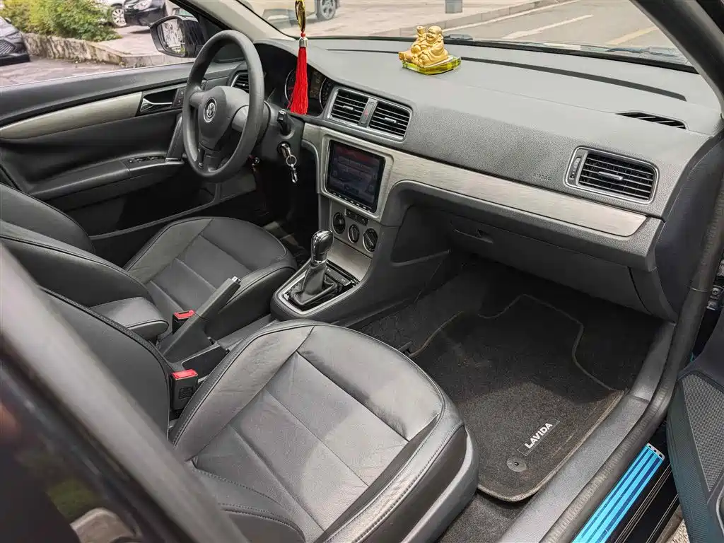 Volkswagen Lavida 2015 1.6L Automatic Comfort Edition фото 17