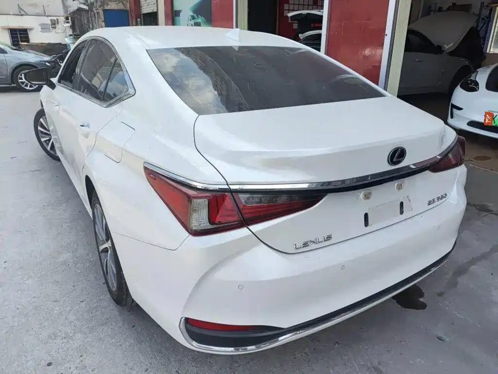 Фото 3 - Lexus ES