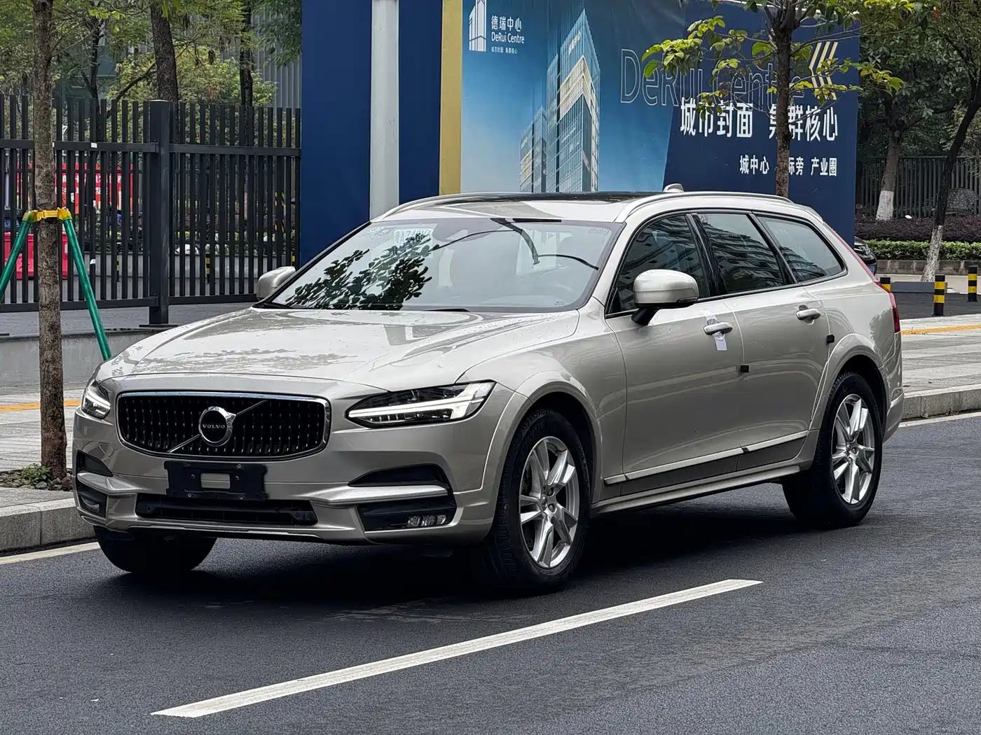 Фото 1 - Volvo V90