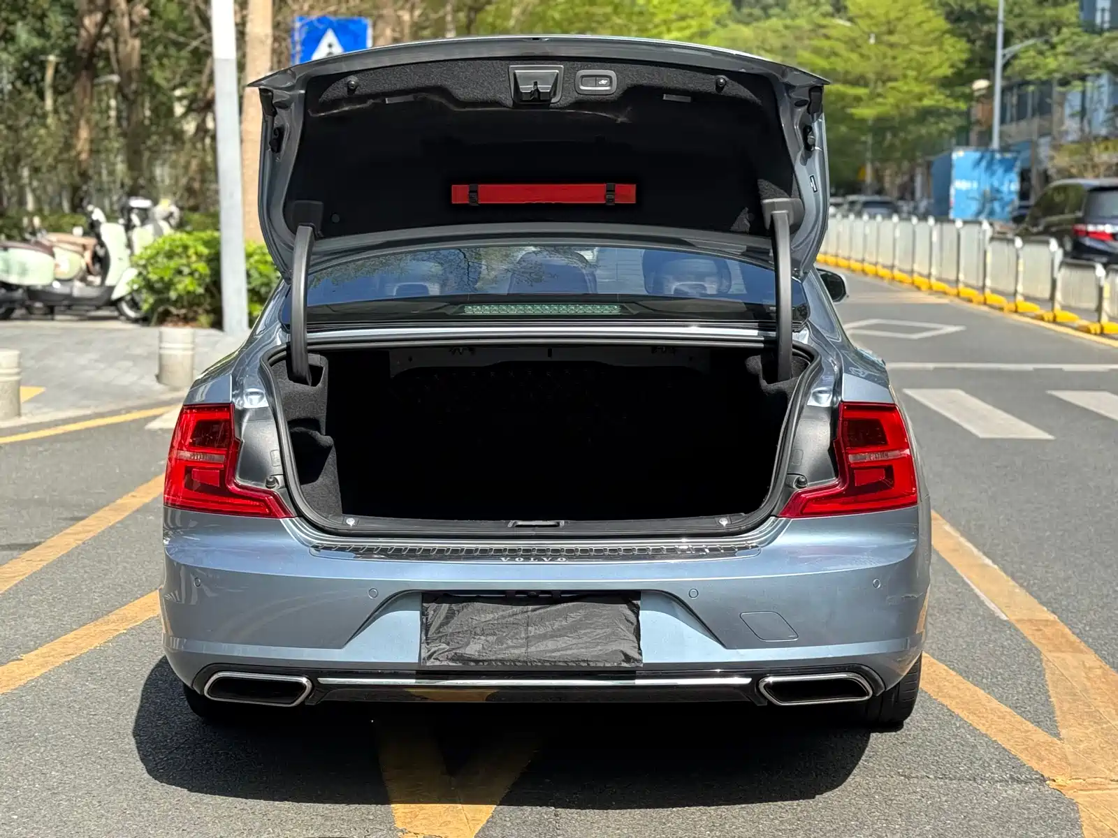 صورة 15 - Volvo S90