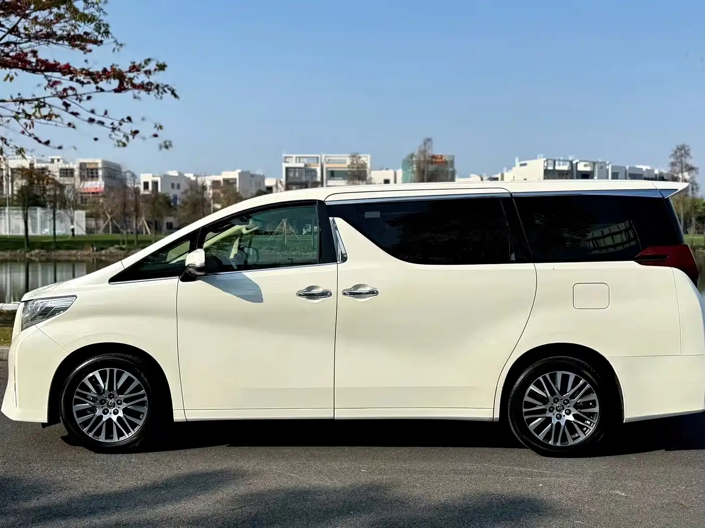 Toyota Alphard 2015 3.5L Luxury Edition фото 2