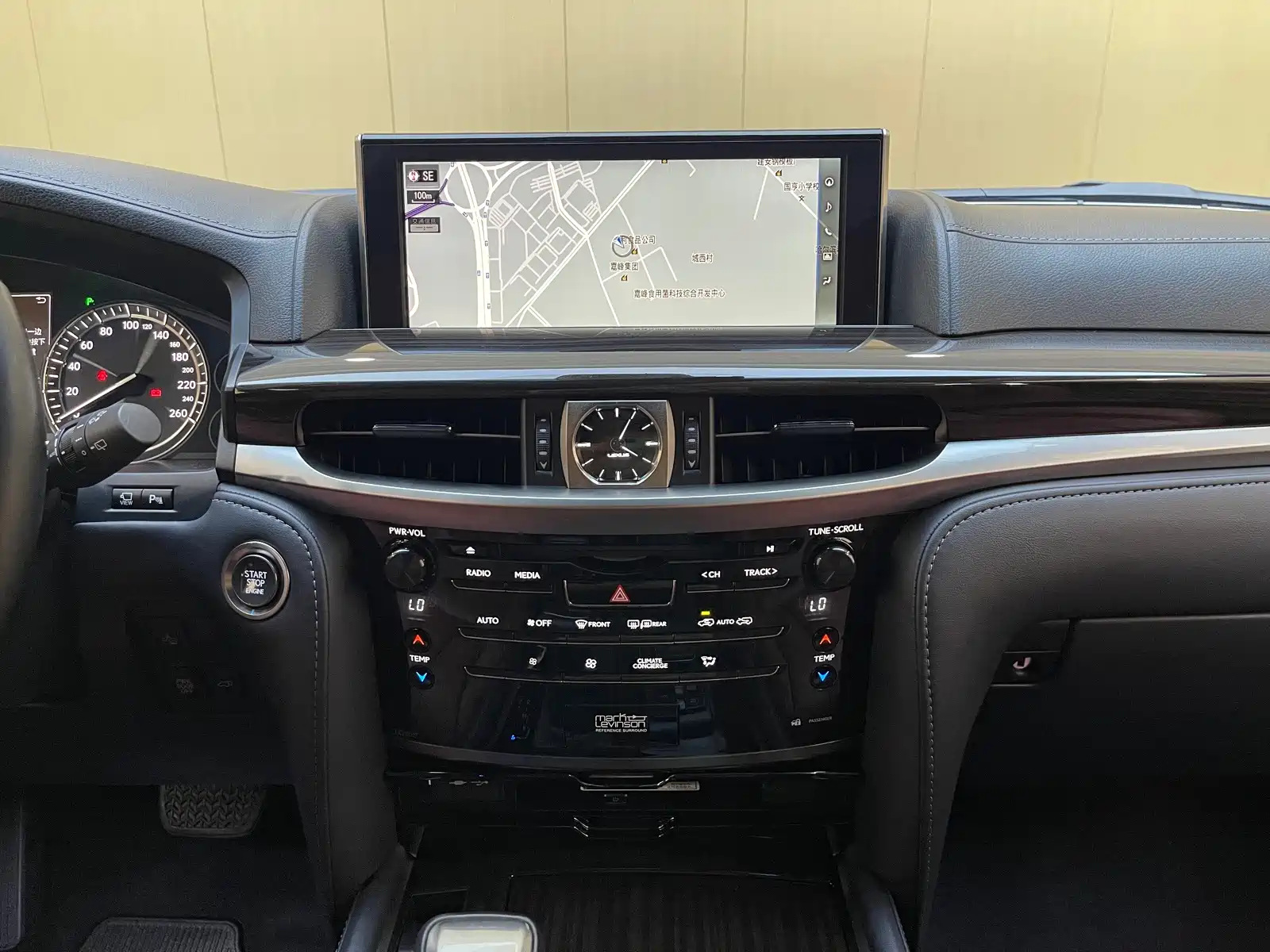 Фото 14 - Lexus LX