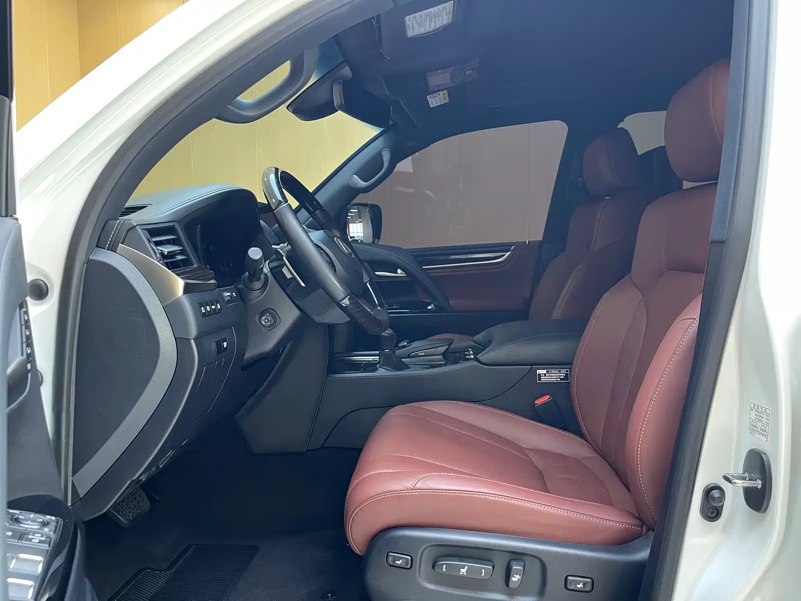 Фото 4 - Lexus LX