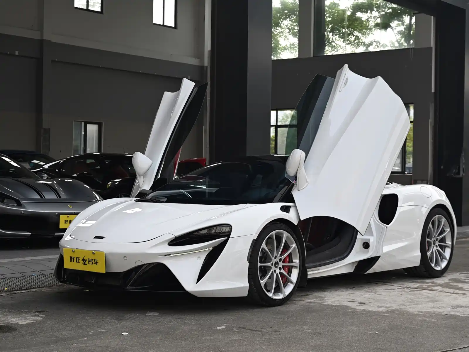 صورة 1 - McLaren Artura