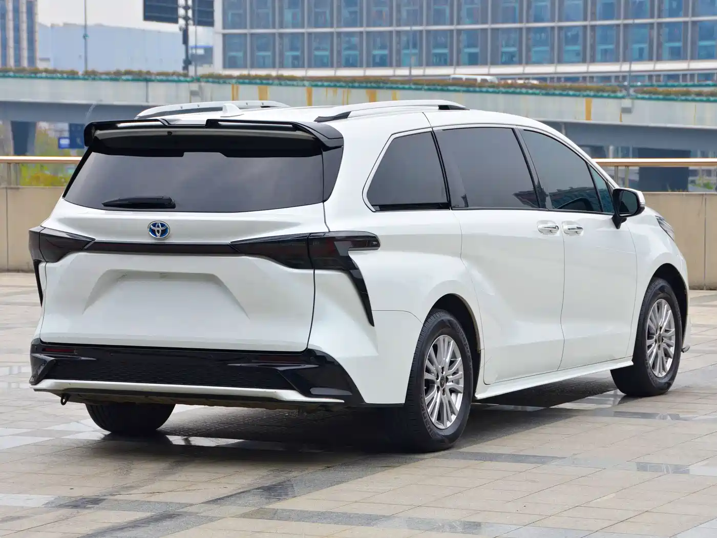 Toyota Sienna 2021 2.5L Hybrid Premium Edition фото 8