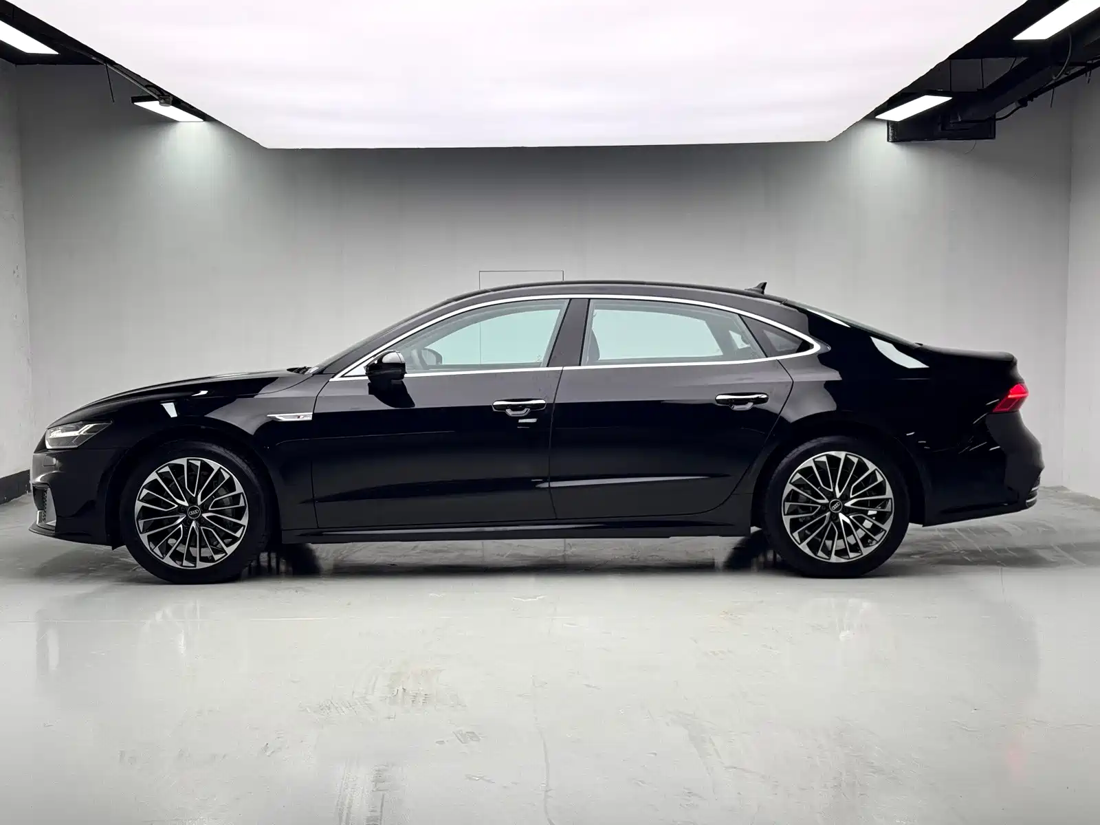 Фото 18 - Audi A7L