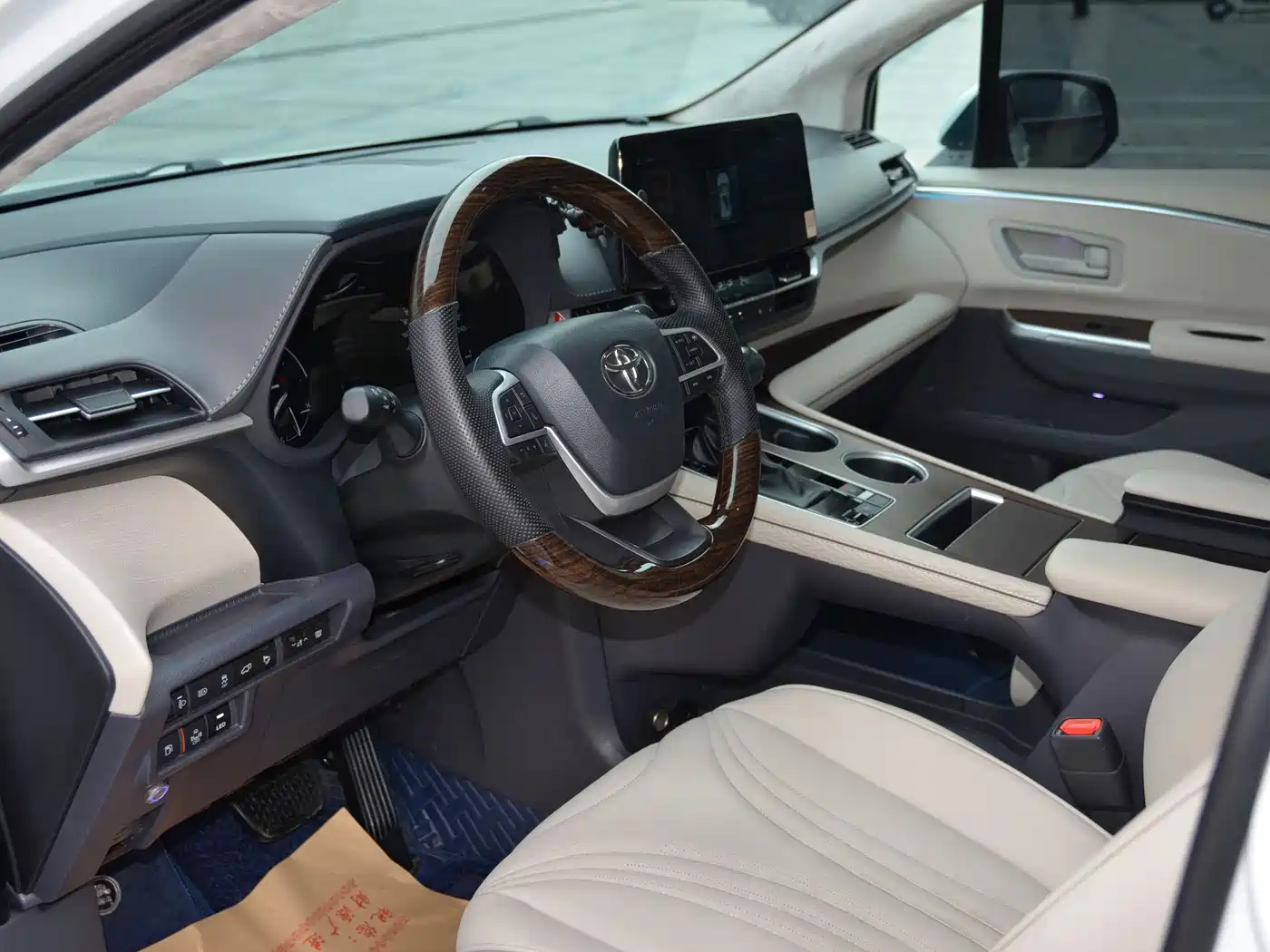 Toyota Sienna 2021 2.5L Hybrid Premium Edition фото 9