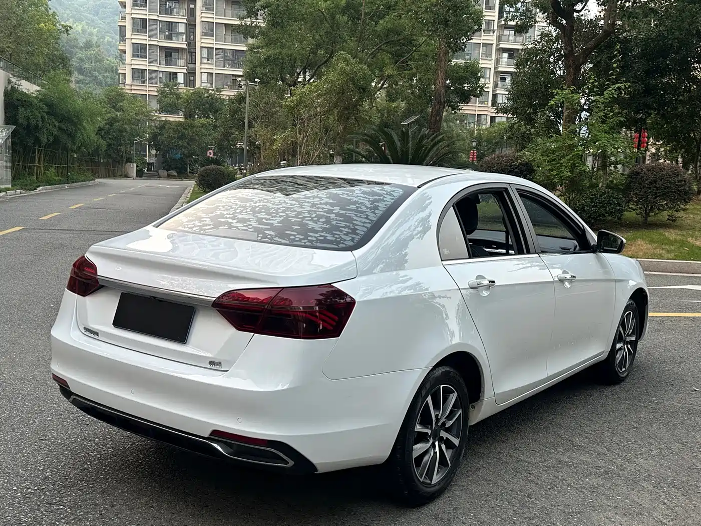 Фото 4 - Geely Emgrand