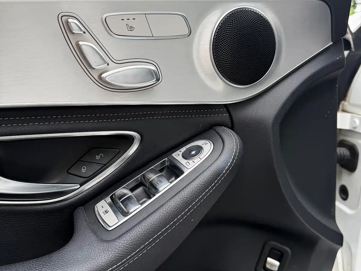 Photo 10 - Mercedes-Benz C-Class