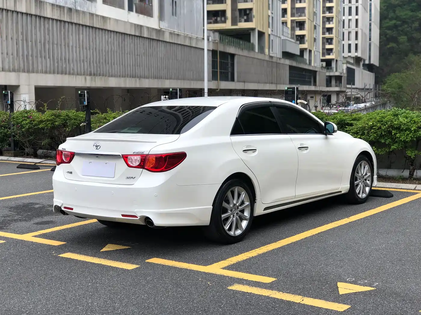 Toyota Reiz 2010 3.0V Style Flagship Navigation Edition фото 6