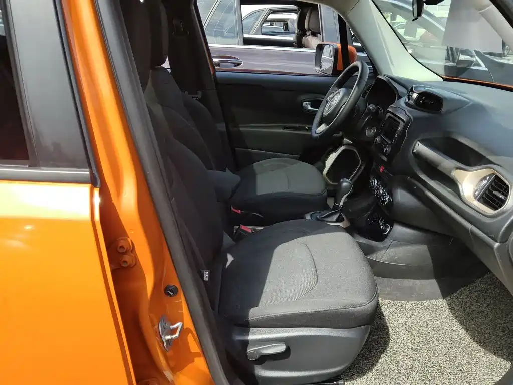 Photo 19 - Jeep Renegade