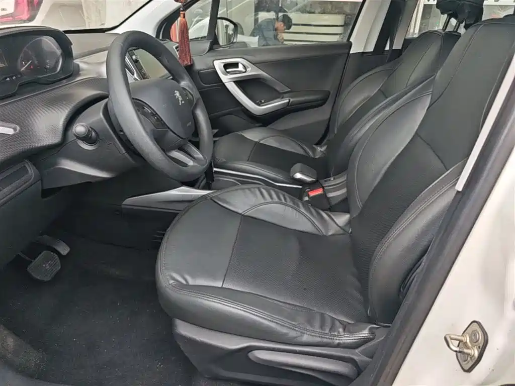 Peugeot 2008 2014 1.6L Automatic Fashion Edition фото 15