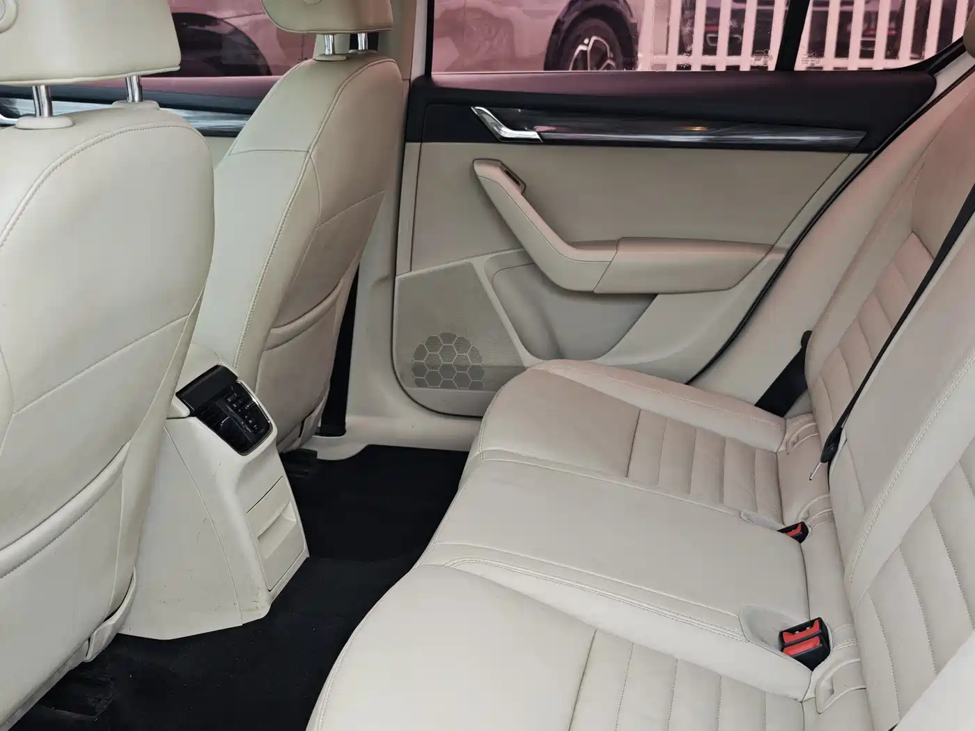 Škoda Octavia 2017 1.6L Automatic Smart Edition фото 7