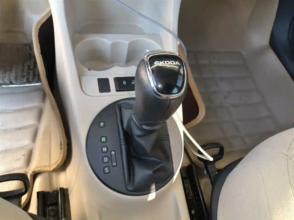 Škoda Fabia 2014 1.4L Automatic Crystal Edition фото 6