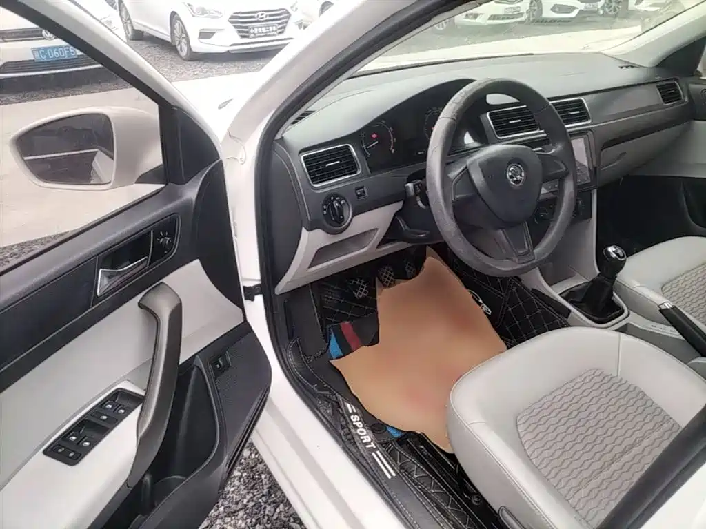 Škoda Rapid 2016 1.6L Manual Pioneer Edition фото 16