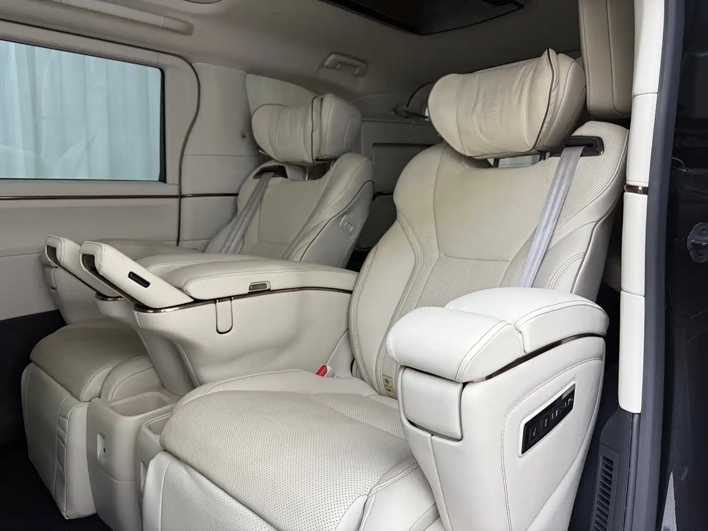 Lexus LM 2023 350h 7-Seater Elegance Edition фото 8