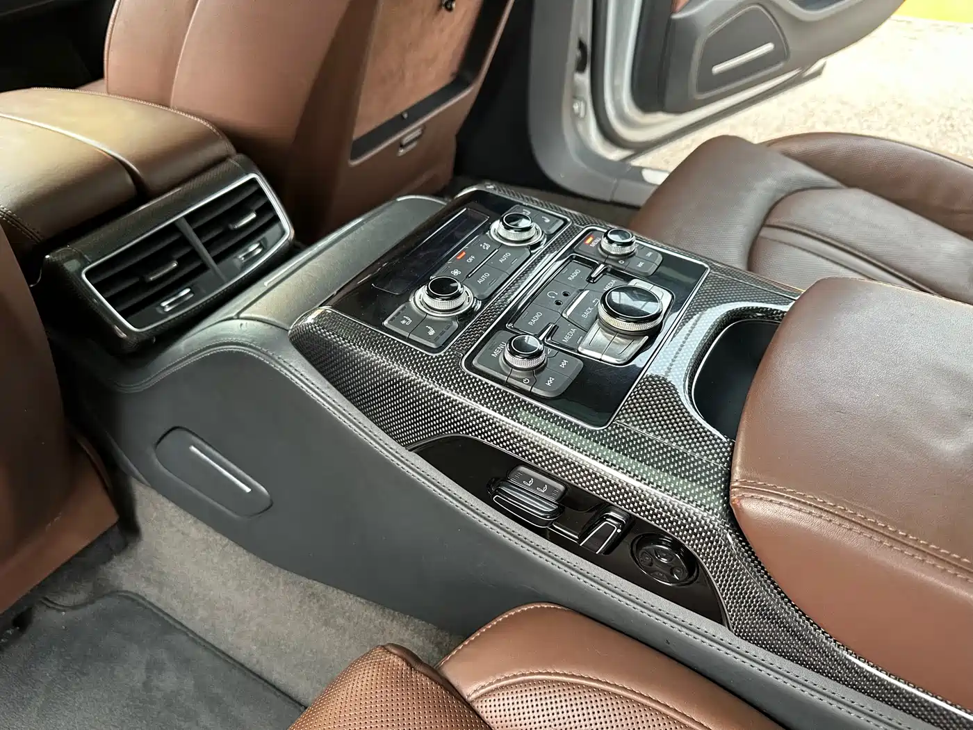 Audi A8 2011 A8L 3.0 TFSI quattro Luxury (213kW) фото 9