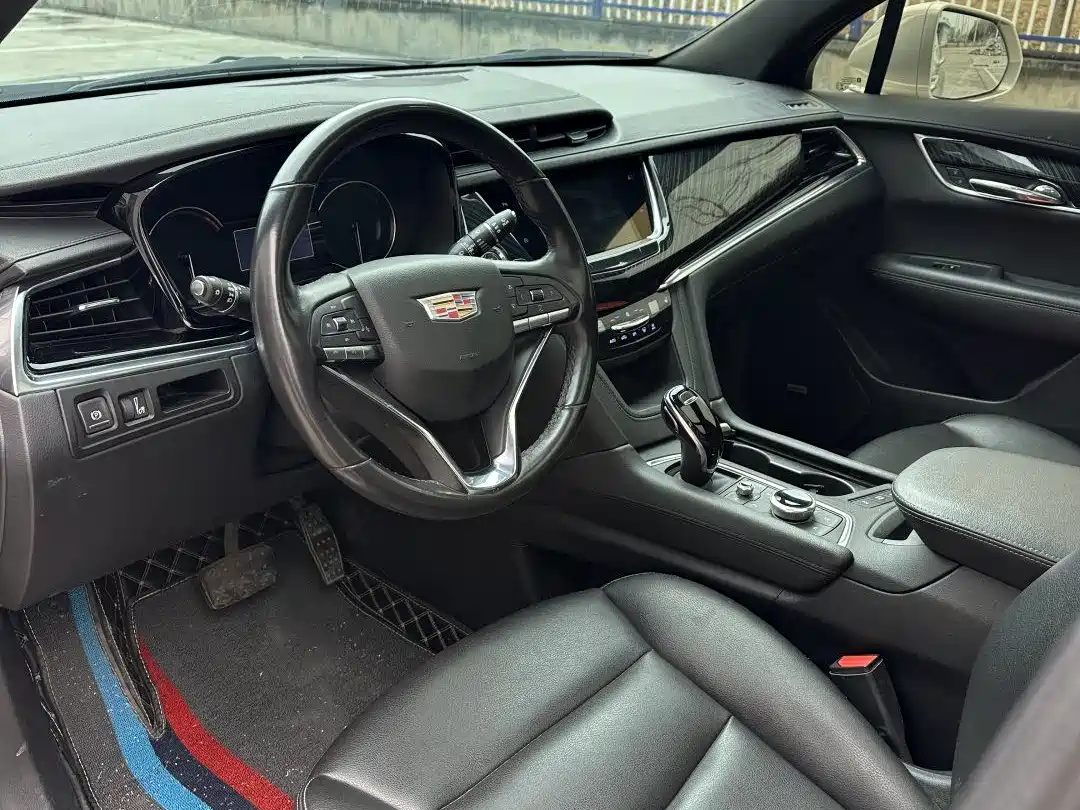 CADILLAC XT6