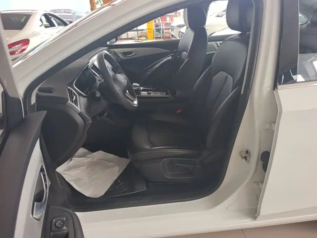 Фото 15 - Roewe i6 MAX EV