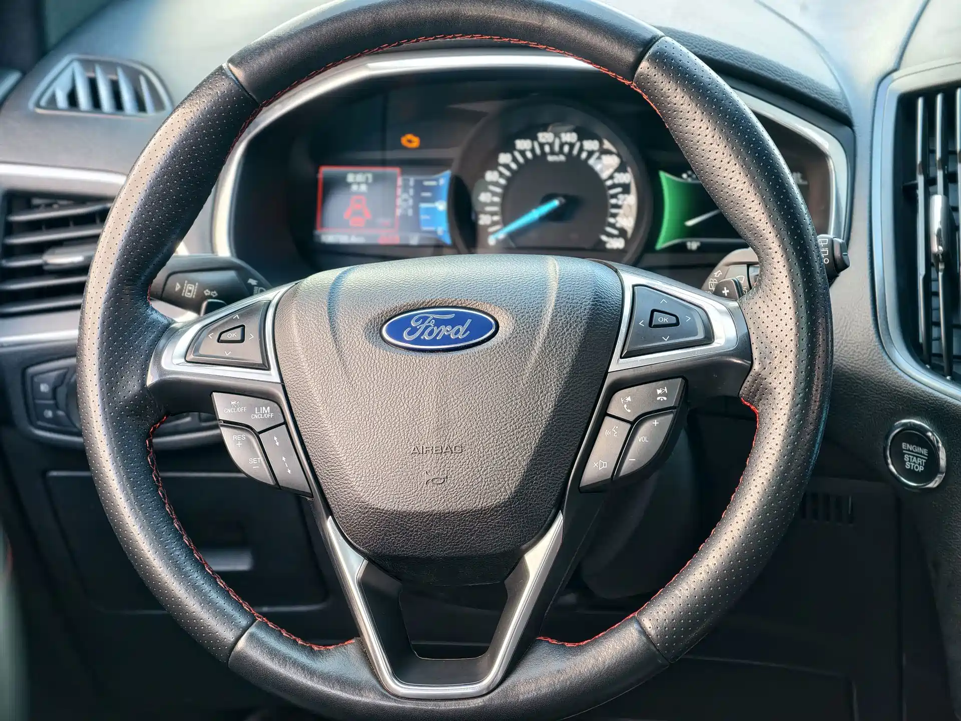Фото 12 - Ford Edge