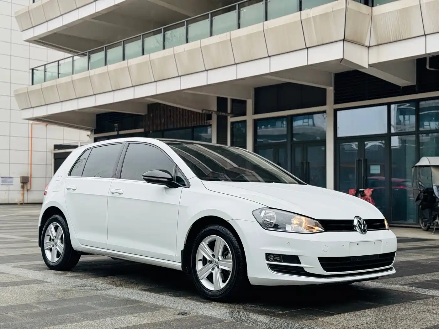 Volkswagen Golf 2017 1.6L Auto Comfort Millionth Edition фото 3