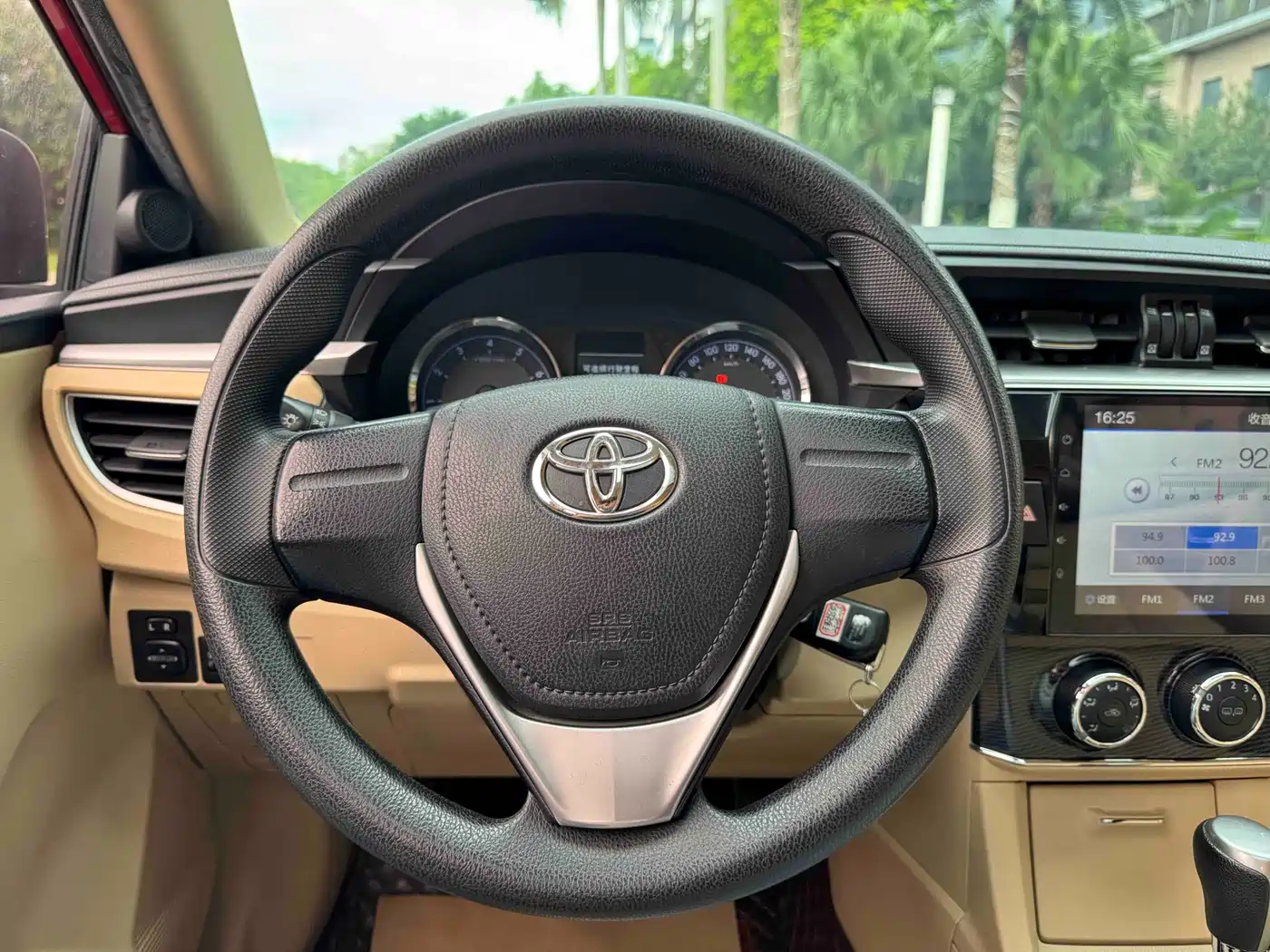 Toyota Corolla 2014 1.6L CVT GL-i фото 10