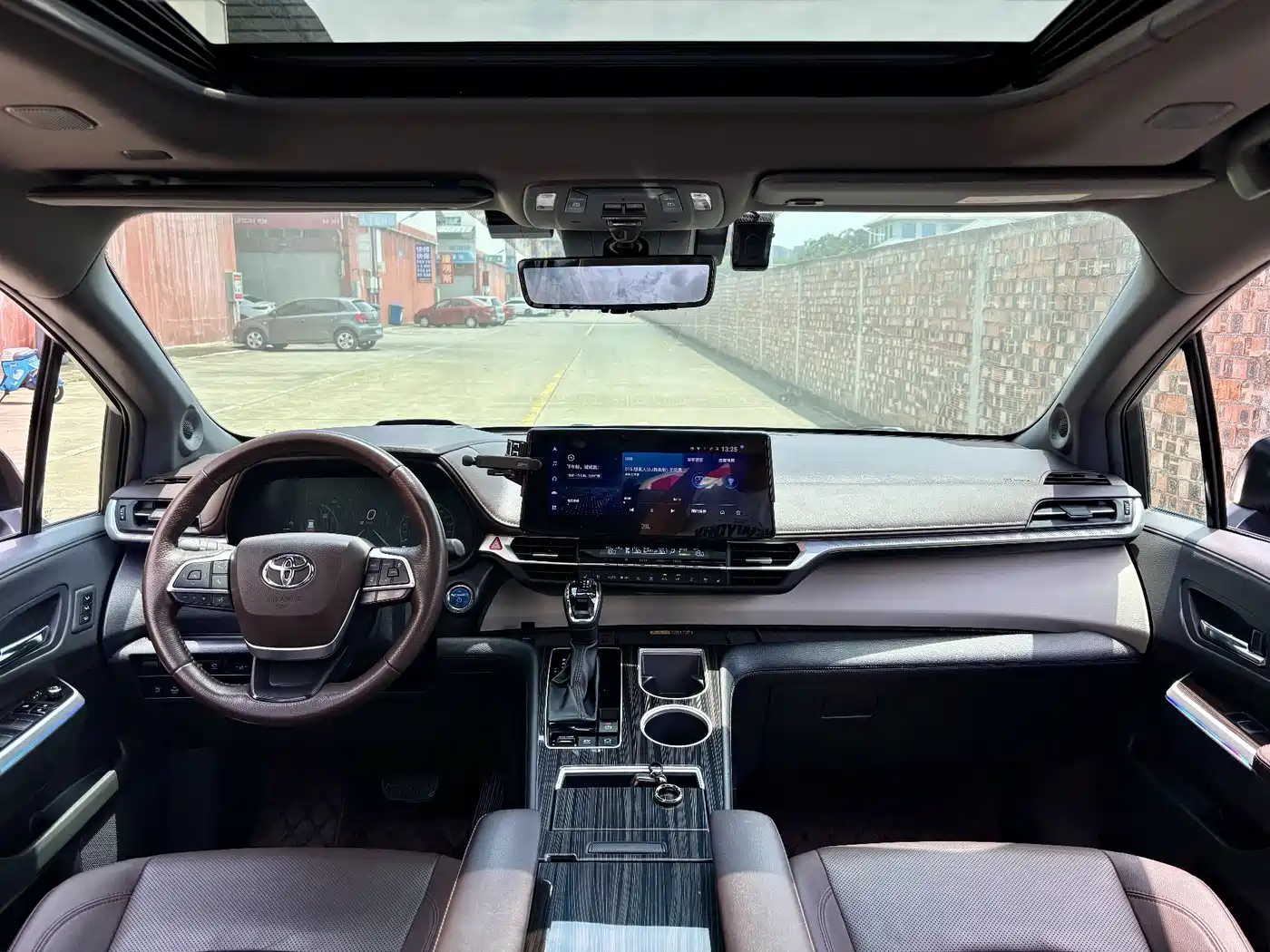 Toyota Granvia 2023 2.5L Hybrid Flagship VIP Edition фото 11