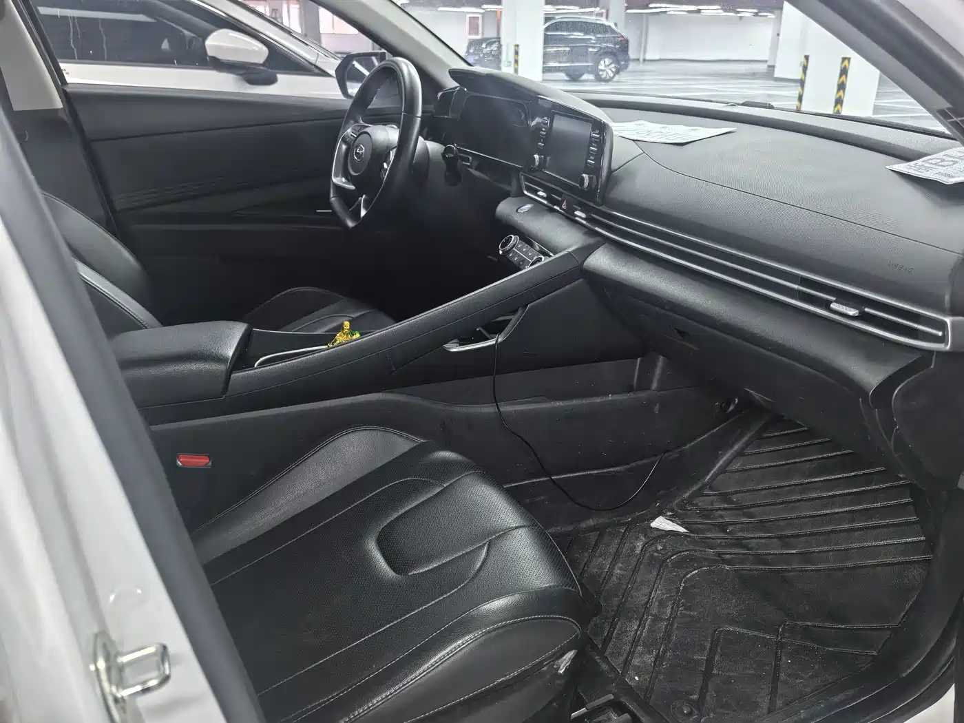 Hyundai Elantra 2022 1.5L CVT LUX Premium Edition фото 8