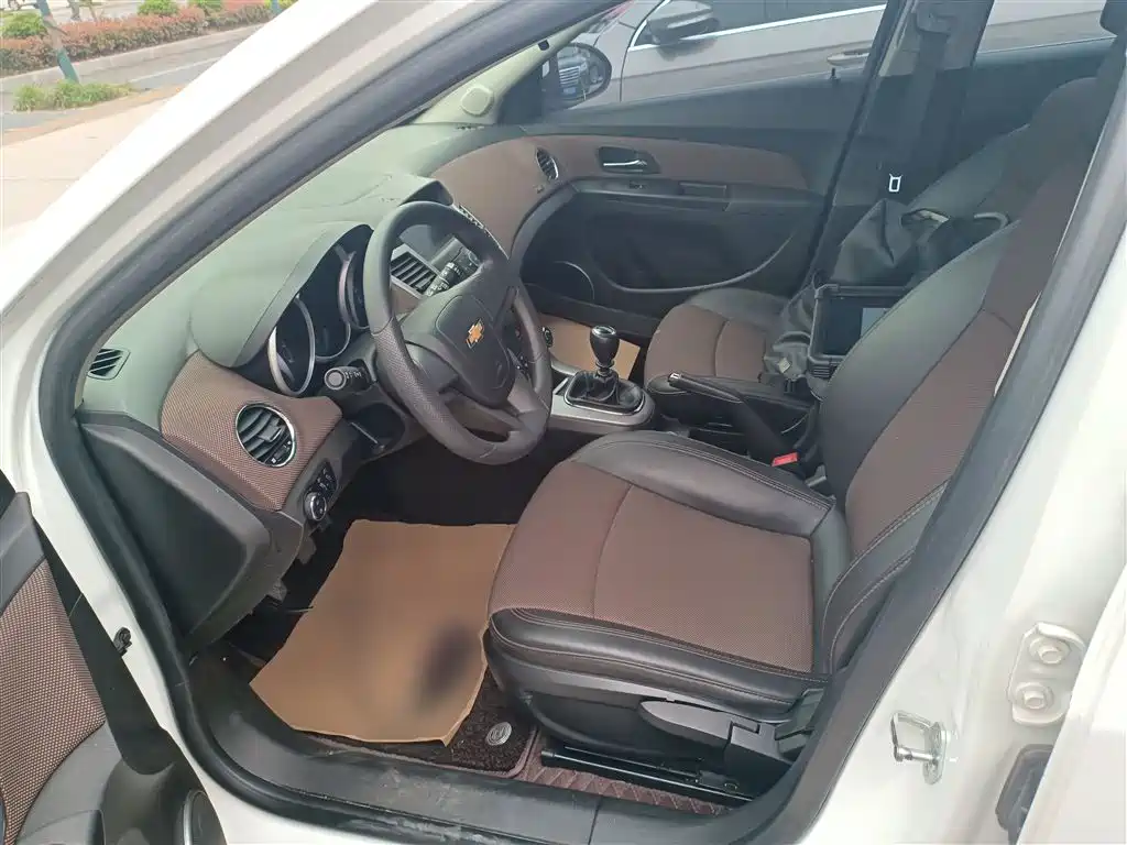Chevrolet Cruze 2015 Hatchback 1.6L Manual Comfort фото 15