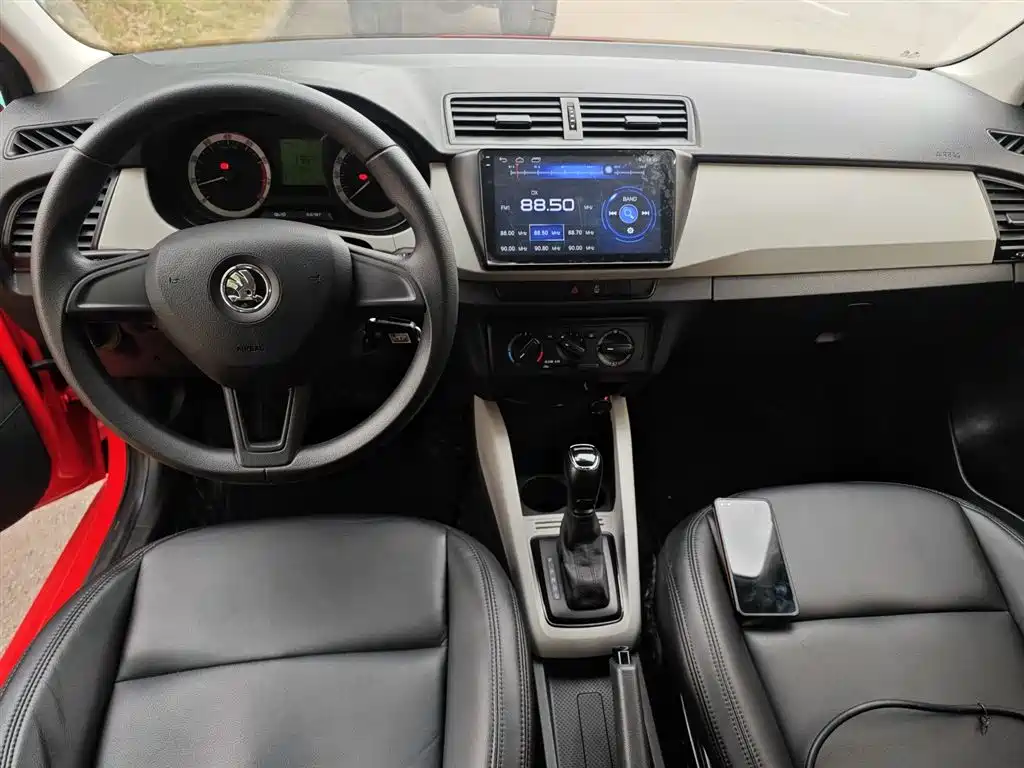Škoda Fabia 2017 1.4L Auto Car Enjoy Edition фото 10