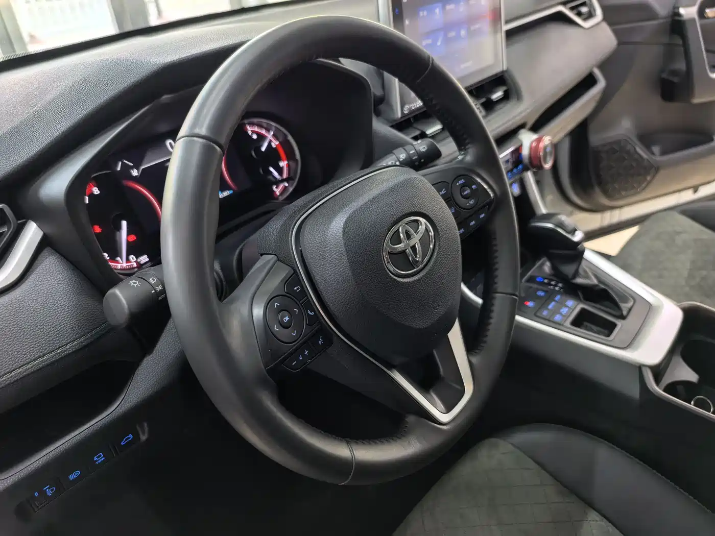 Toyota RAV4 Rongfang 2022 2.0L CVT 4WD Premium Edition фото 11