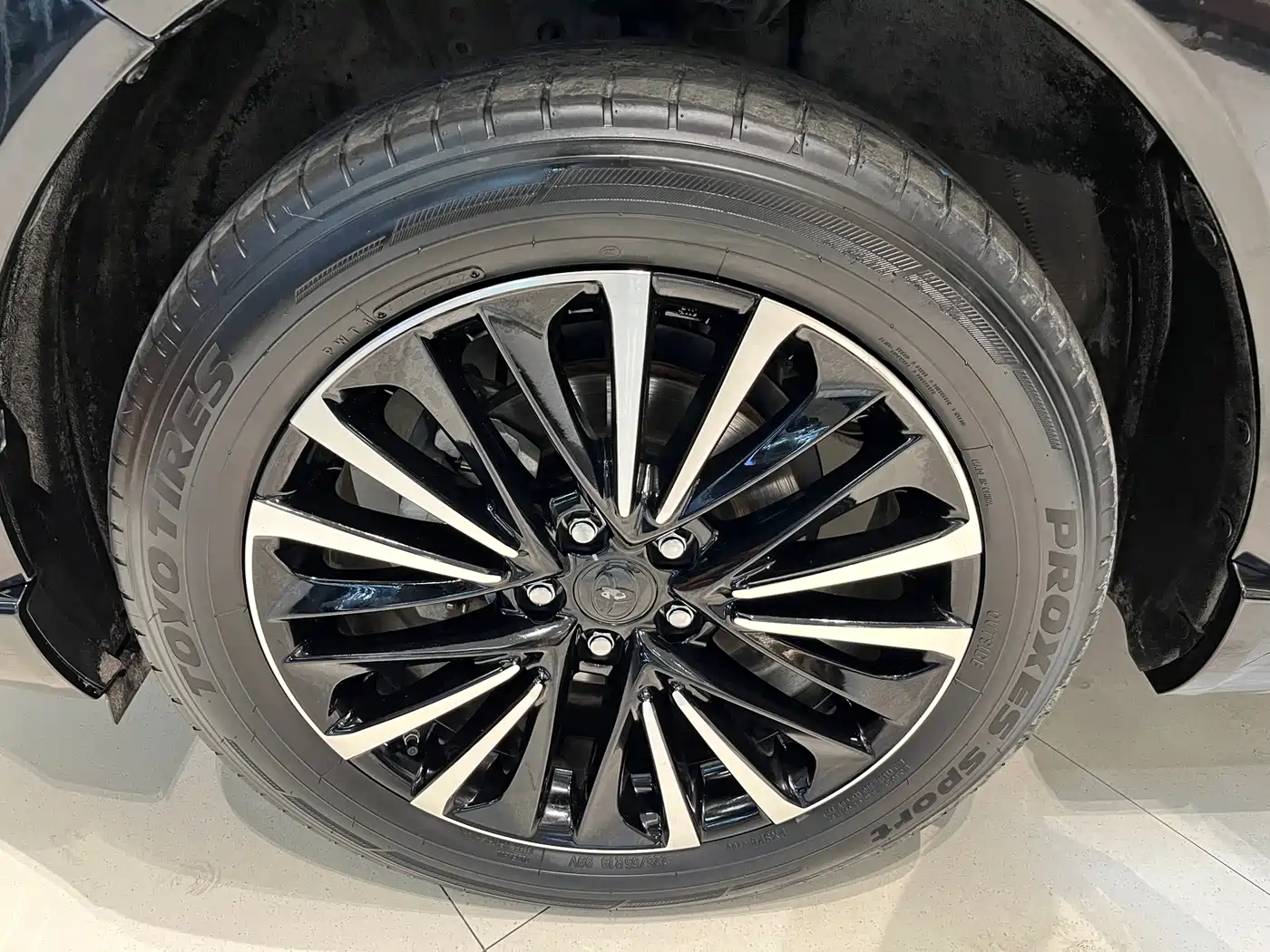 Toyota Venza 2022 Dual Engine 2.5L CVT 4WD Supreme фото 26