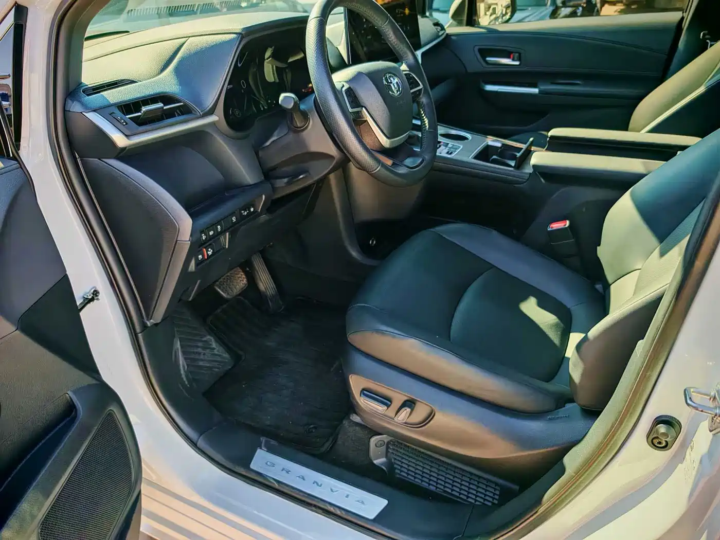 Toyota Granvia 2024 2.5L Hybrid Premium PLUS фото 9