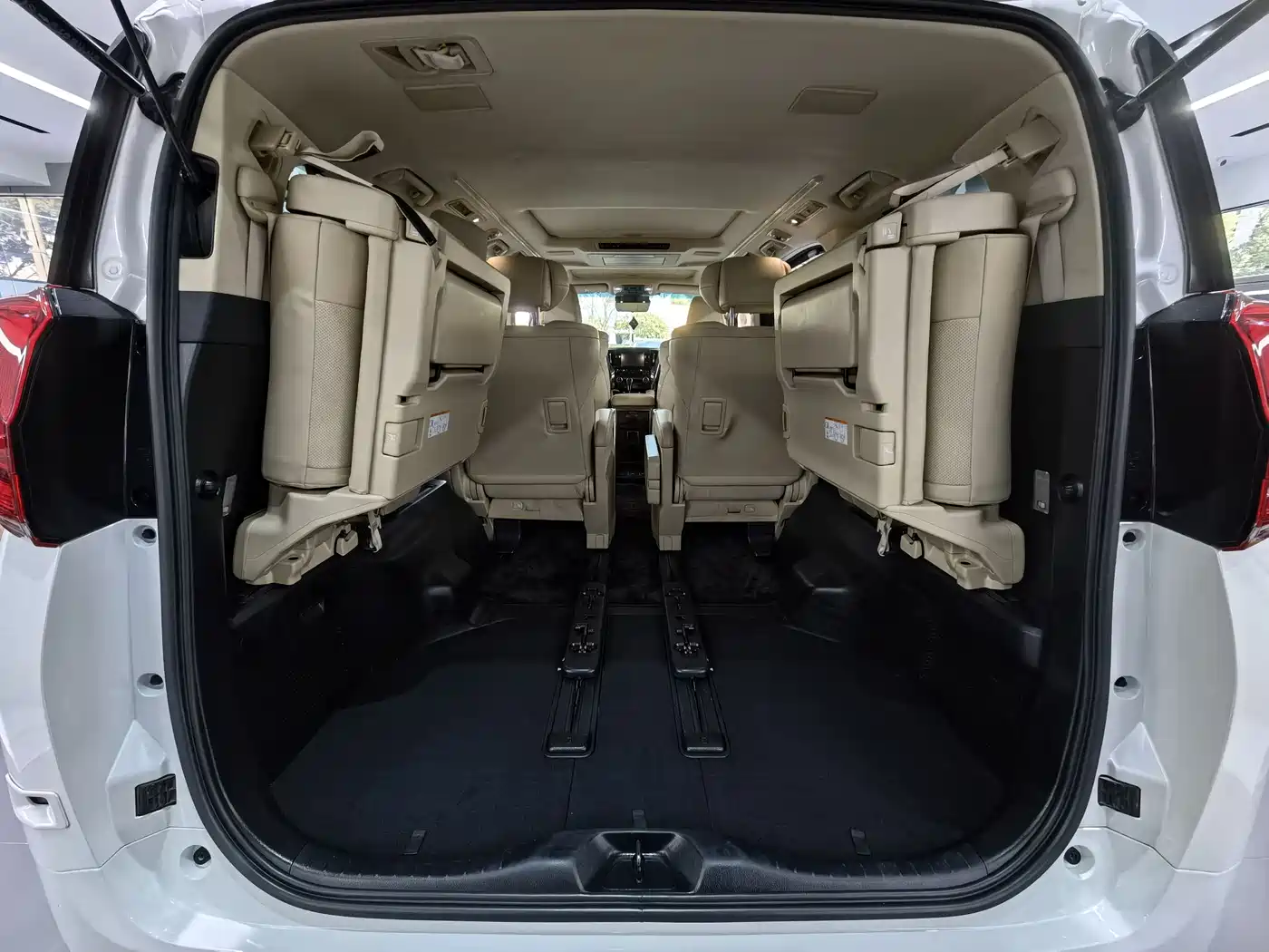 Toyota Alphard 2019 Hybrid 2.5L Luxury фото 11