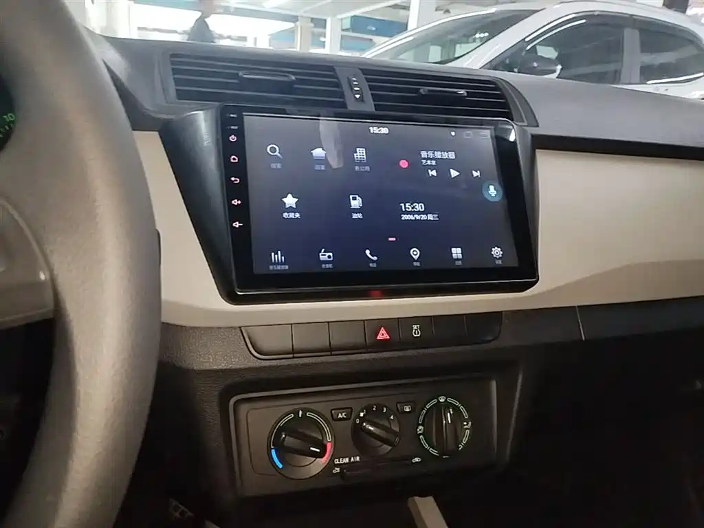 Škoda Fabia 2017 1.4L Auto Car Enjoy Edition фото 13