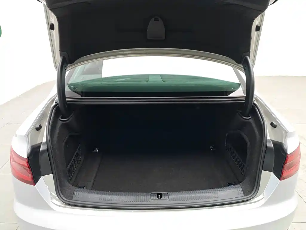 Фото 16 - Audi A4L