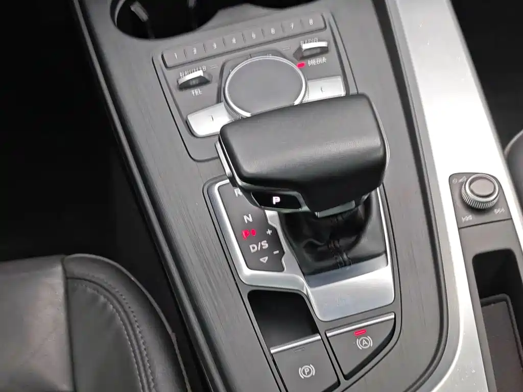 Фото 13 - Audi A4L