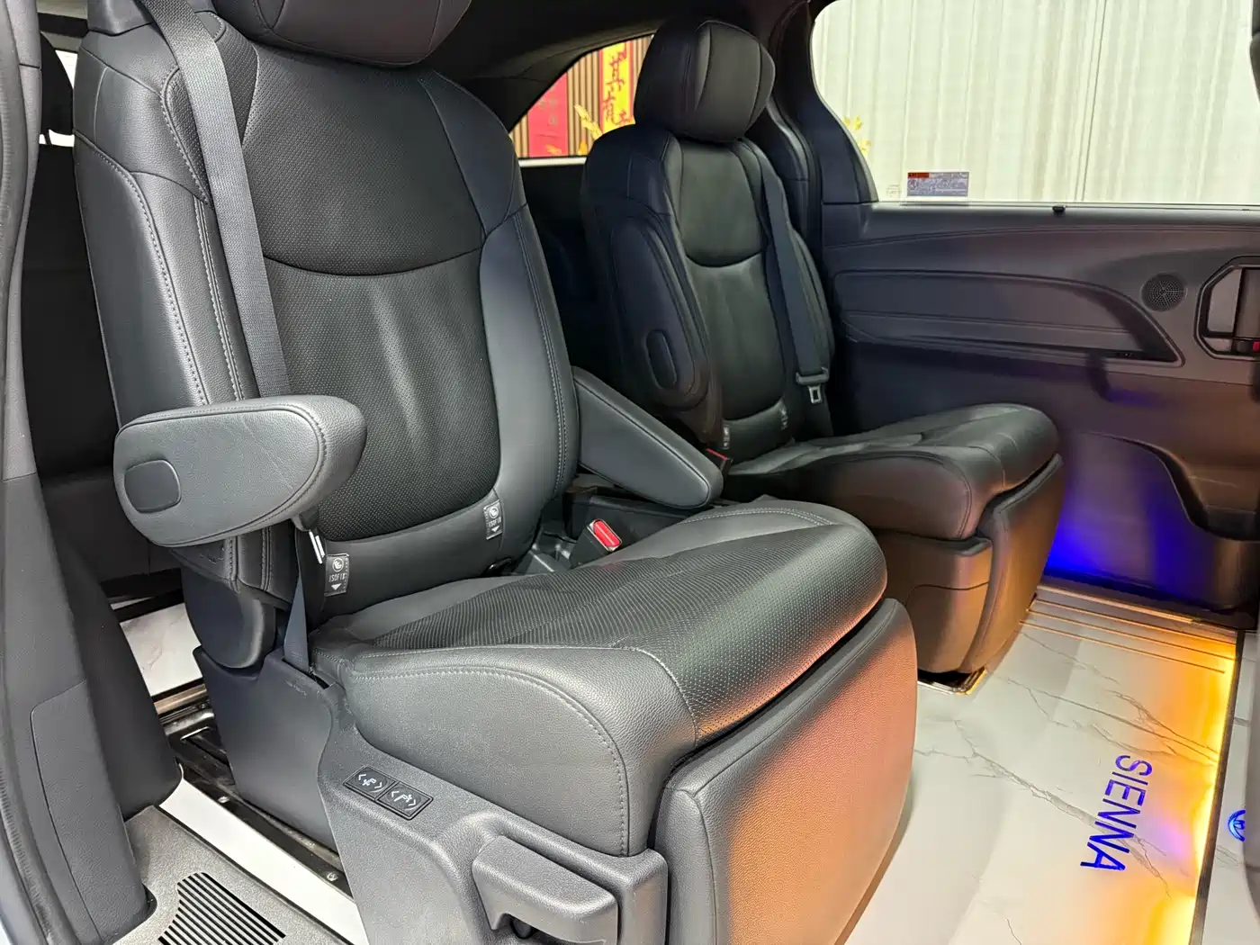 Toyota Sienna 2021 2.5L Hybrid Premium Edition фото 11