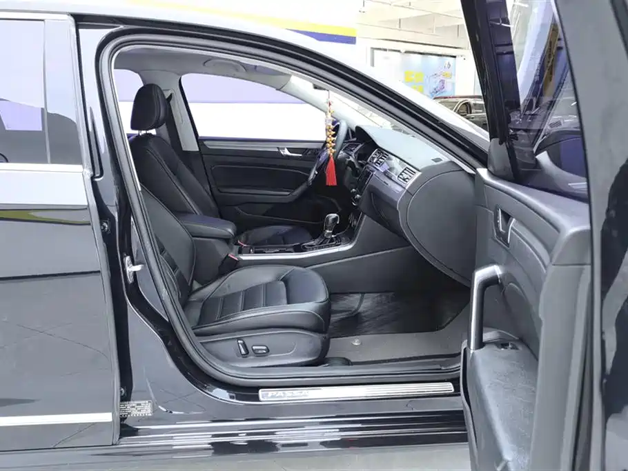Volkswagen Passat 2017 330TSI DSG Prestige фото 8