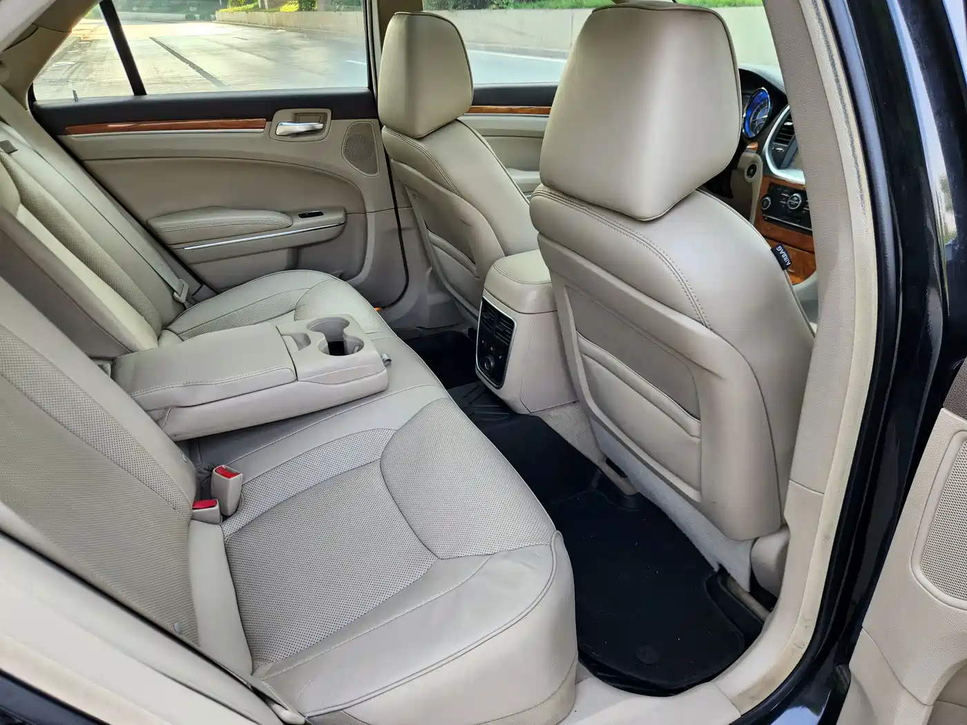 Chrysler 300C (Import) 2014 2013 Model 3.6L Premium Comfort Edition