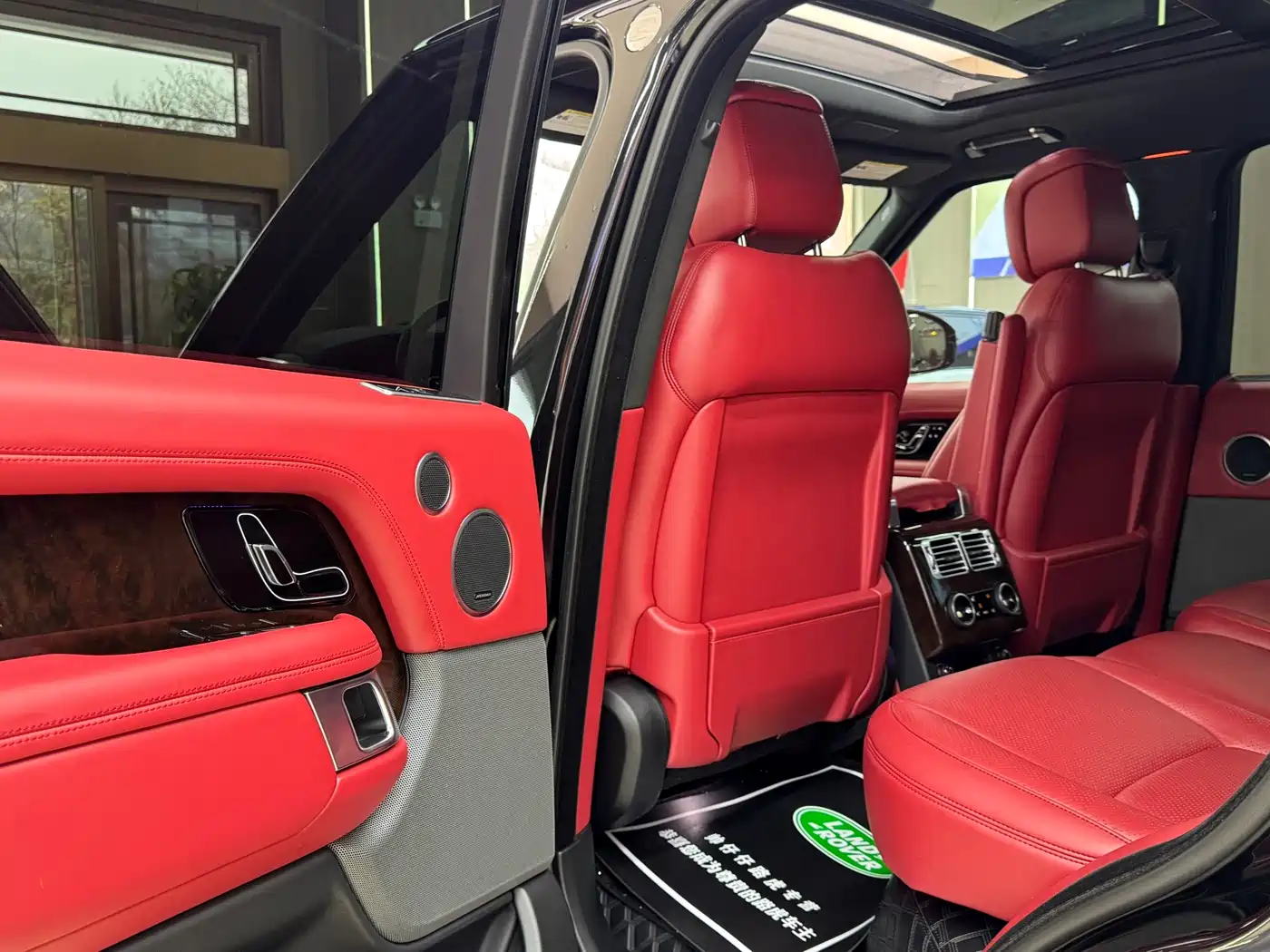 Land Rover Range Rover 2022 3.0 L6 360PS Heritage Edition фото 12