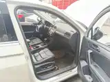 Photo 13 - Volkswagen Tiguan L