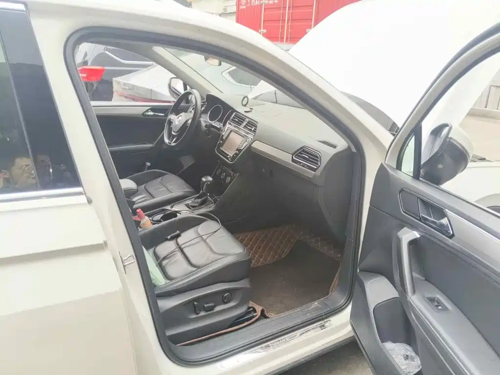 Photo 13 - Volkswagen Tiguan L
