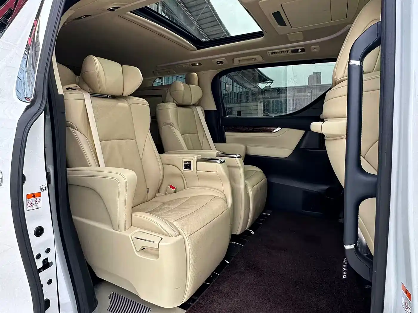 Toyota Alphard 2021 Hybrid 2.5L Luxury фото 13