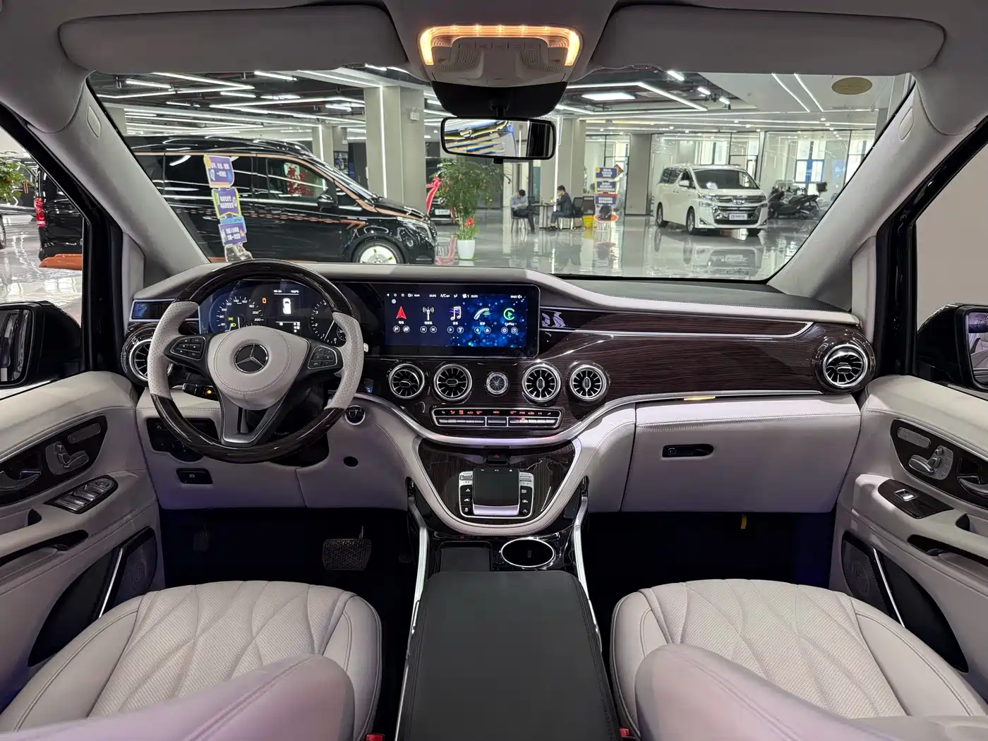 Mercedes-Benz Vito 2023 2.0T Business 7-Seater фото 10