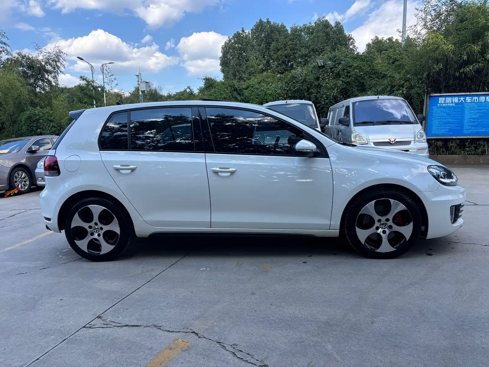 Photo 4 - Volkswagen Golf GTI