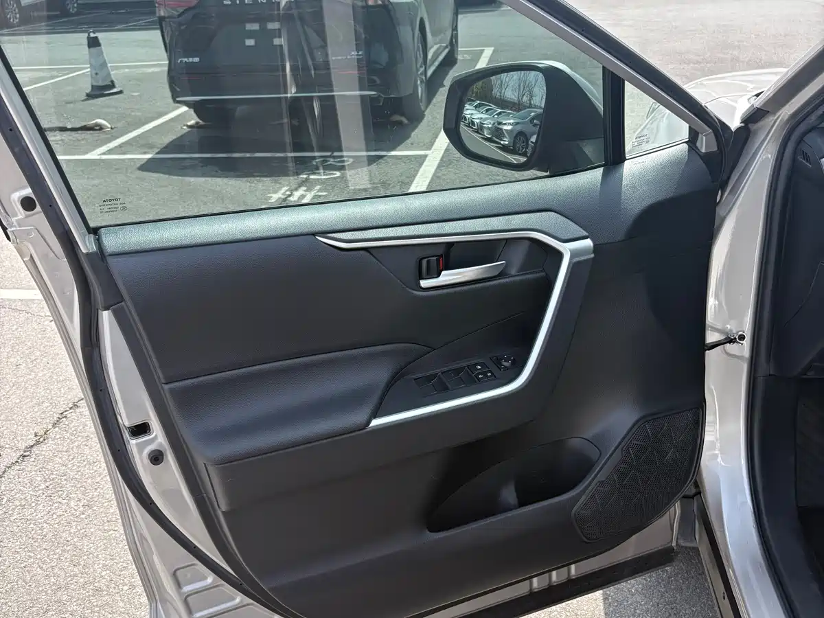 Toyota Wildlander 2021 2.0L CVT 2WD Luxury Edition фото 11