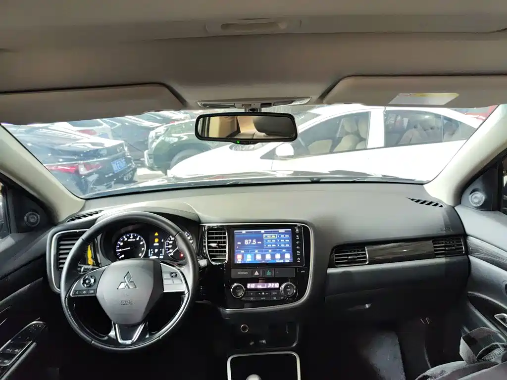 Photo 6 - Mitsubishi Outlander